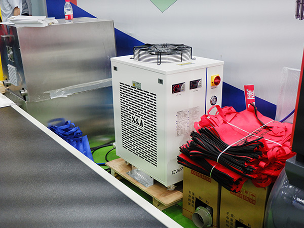 U型管激光切管机冷水机水压表里的液体有什么用处？