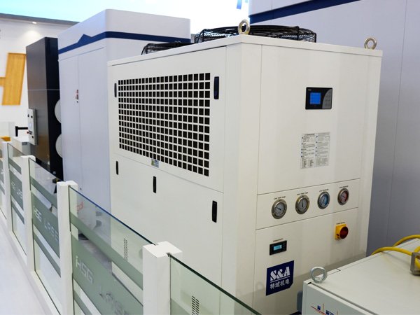 国内首台100kW超高功率激光器投入使用