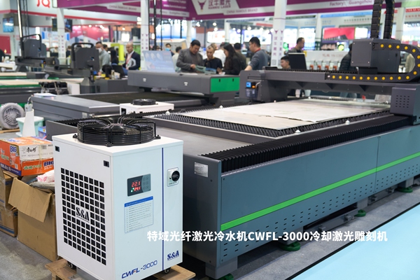 济南客户购买特域光纤激光冷水机CWFL-3000为其激光雕刻机稳定控温